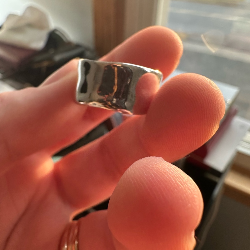 MONICA VINADER Wide Silver Ripple Ring - Picture 2 of 6